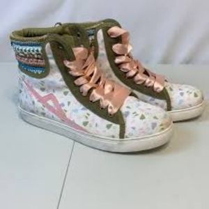 NWOT Poppy hand woven sneakers